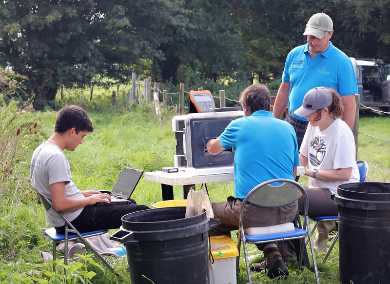 Tous dans la rivière Frome pour commencer le marquage des saumons et des truites